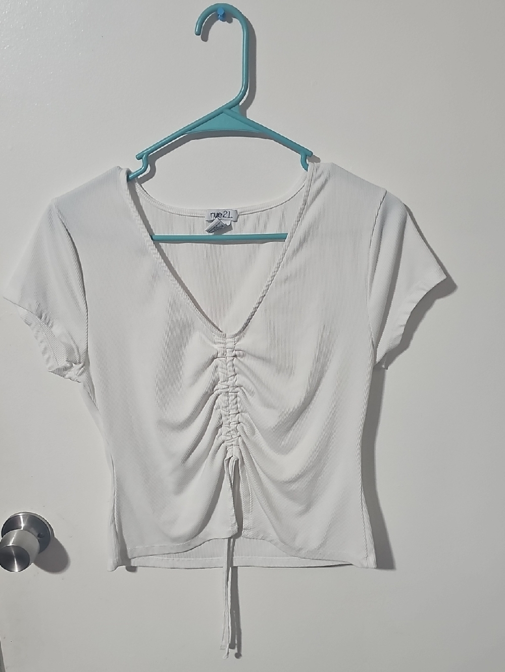 rue21 White Ruched V‑Neck Short Sleeve Top